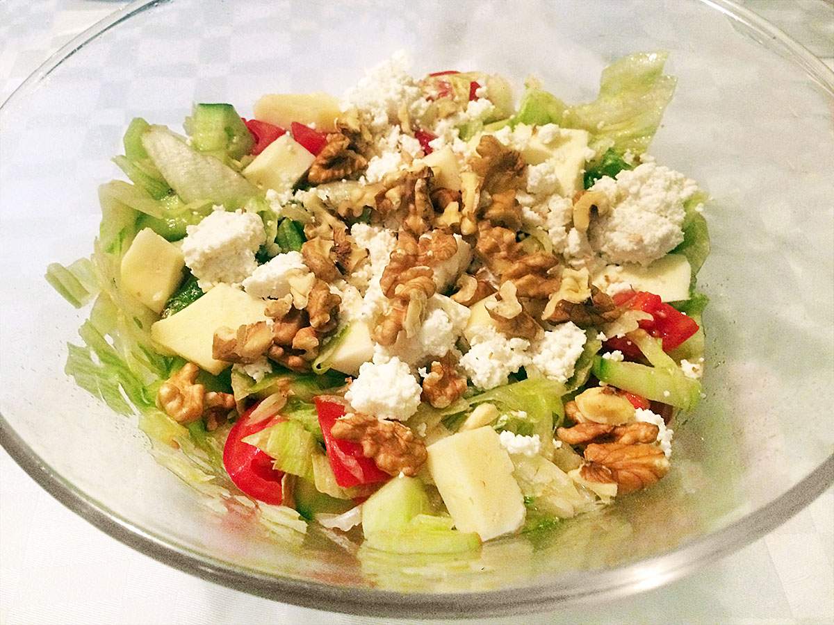 İki Peynirli Salata tarifi