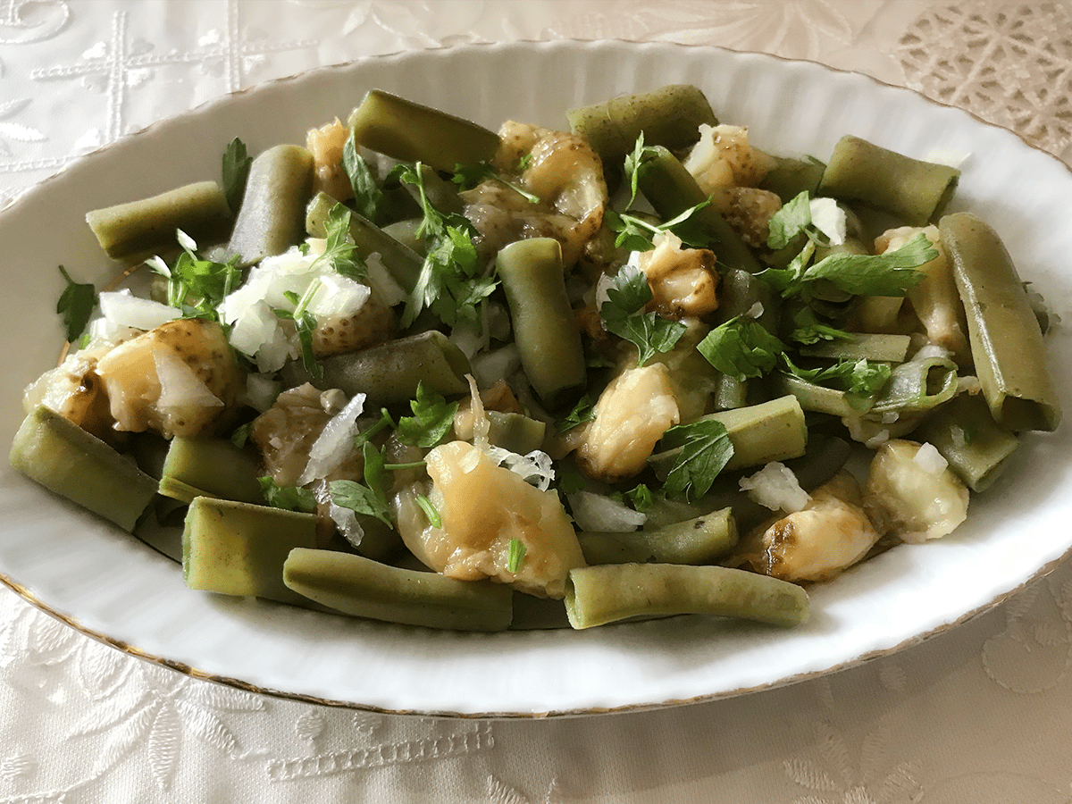 Köz Patlıcanlı Bakla Salatası tarifi