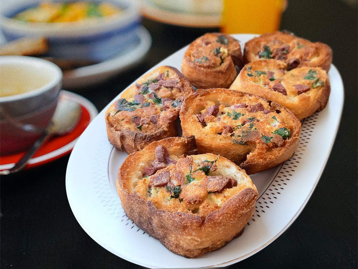 Sosisli Yumurtalı Ekmek recipe