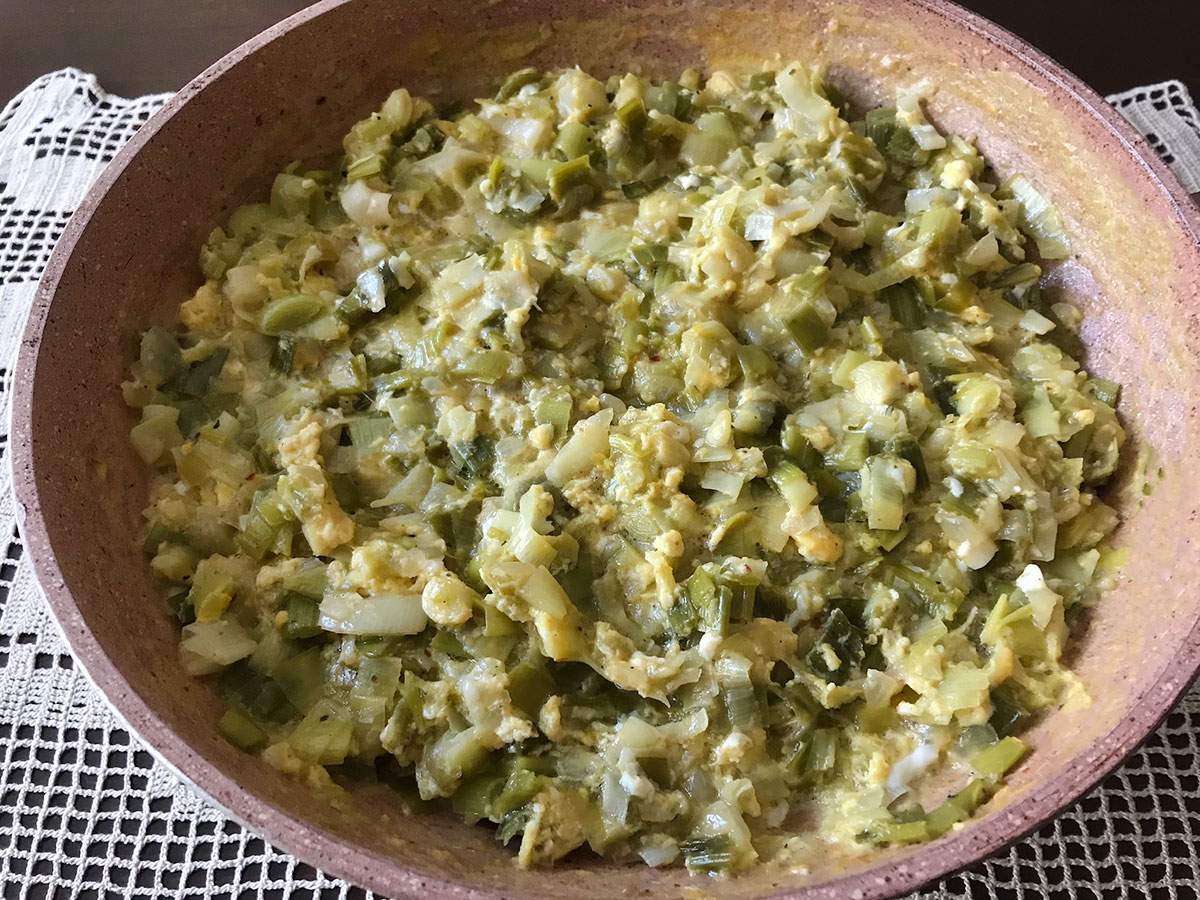 Yumurtalı Pırasa Kavurması tarifi