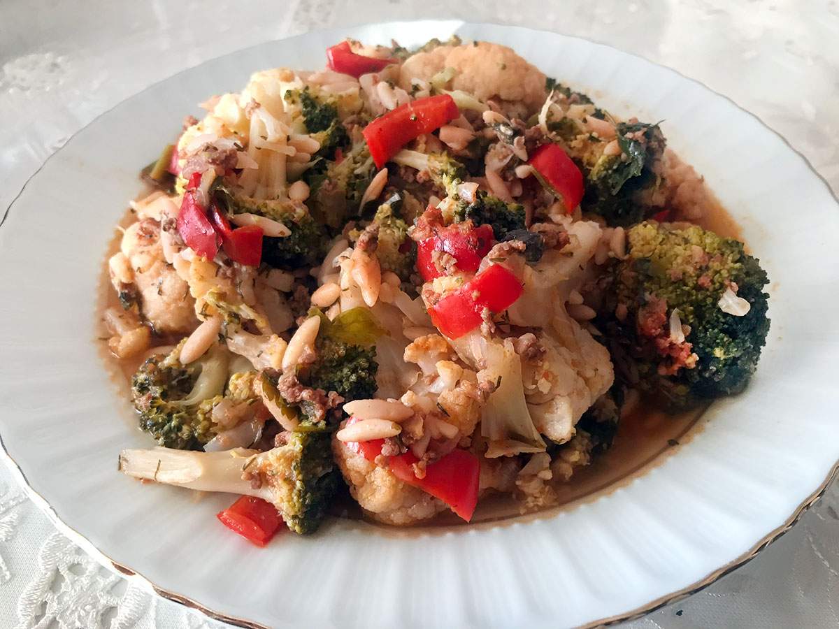 Arpa Şehriyeli Kıymalı Karnabahar ve Brokoli Yemeği tarifi