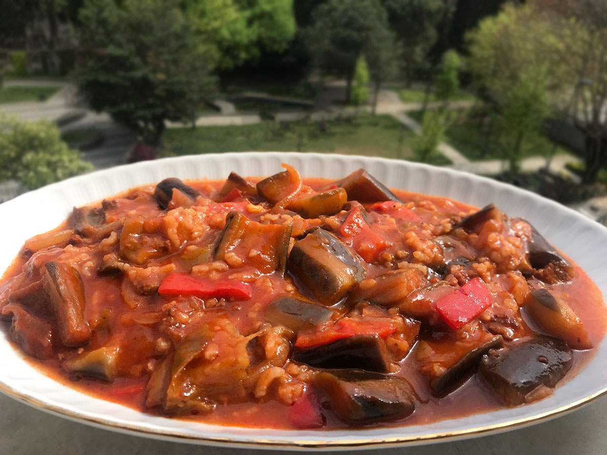 Kıymalı Pirinçli Patlıcan Yemeği tarifi