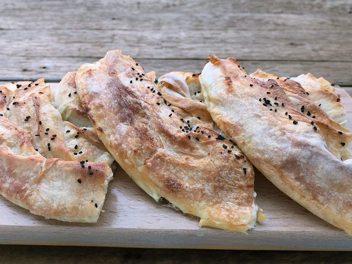 Pazılı Peynirli Kol Böreği tarifi