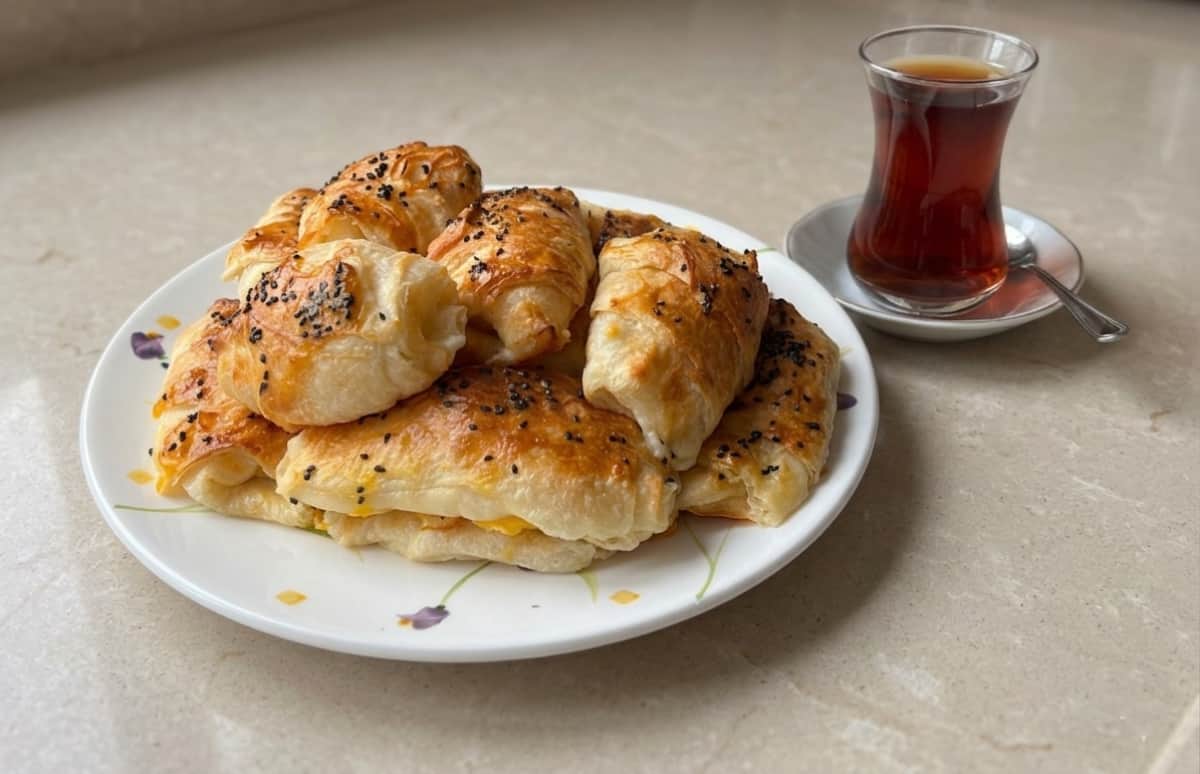 4 Yufkadan Kat Börek Tarifi - El Açması Tadında tarifi