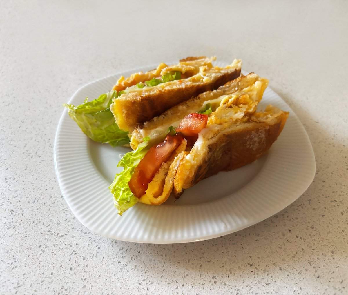 Sucuklu ve Yumurtalı Sıcak Sandviç Tarifi - Hamburger Ekmeği ile Tavada tarifi
