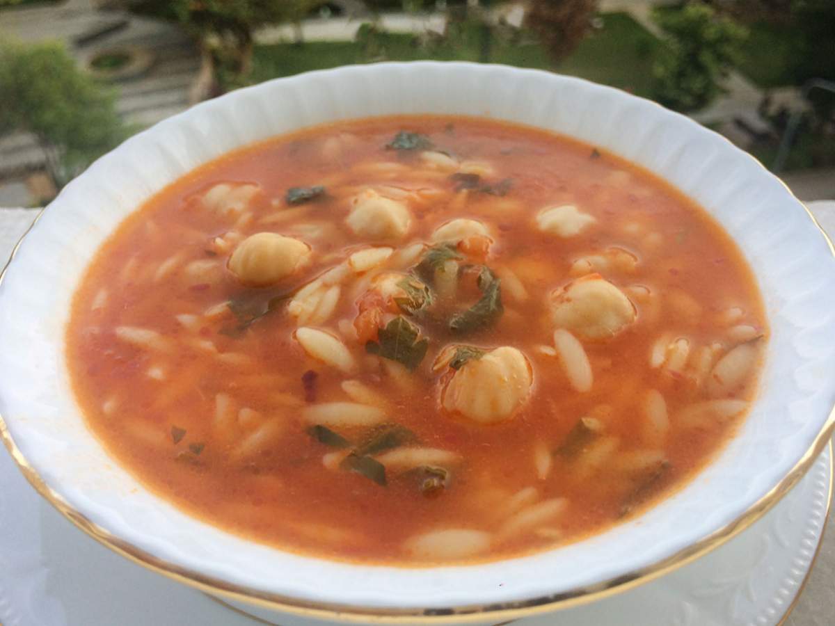 Arpa Şehriyeli Nohut Çorbası tarifi