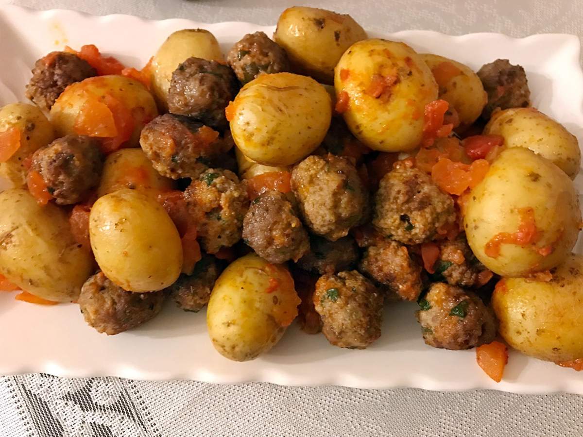 Bebek Patatesli Soslu Köfte tarifi