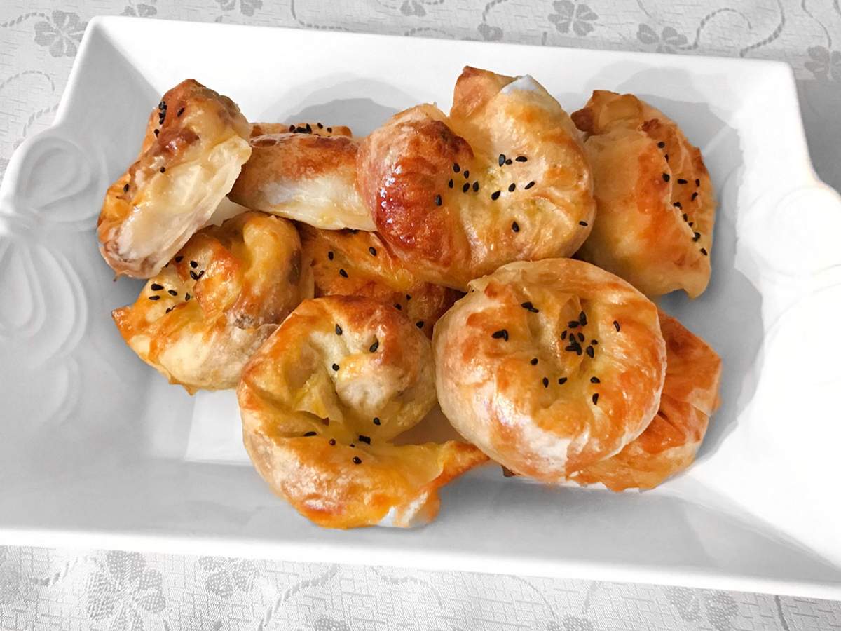 Cevizli Kıymalı Gül Böreği tarifi