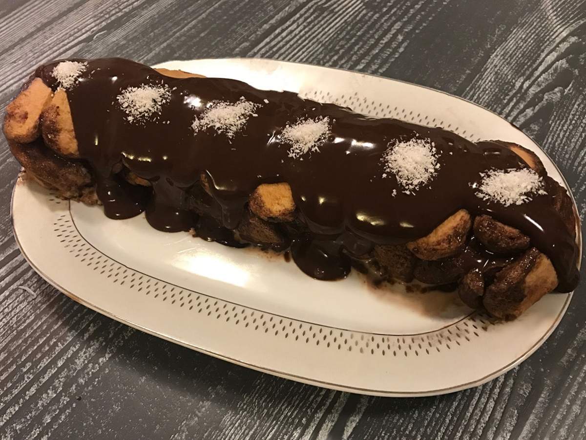 Kedi Diliyle Çikolata Soslu Çilekli Rulo Pasta  tarifi