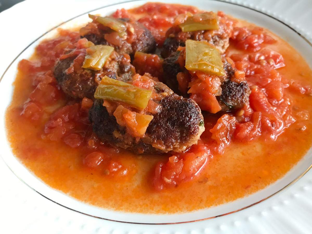 Domatesli Biberli Köfte tarifi