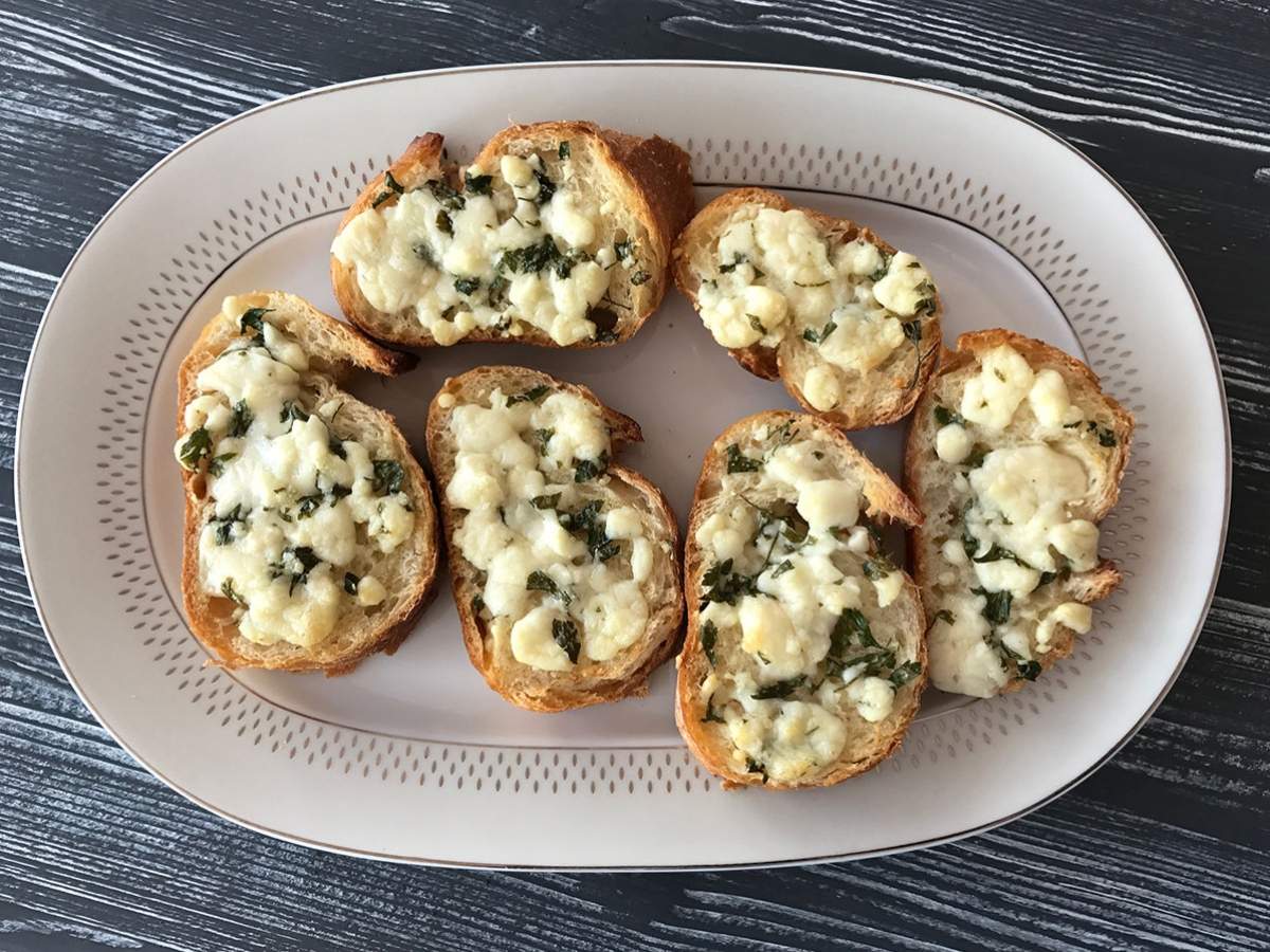 Fırında Peynirli Ekmek tarifi