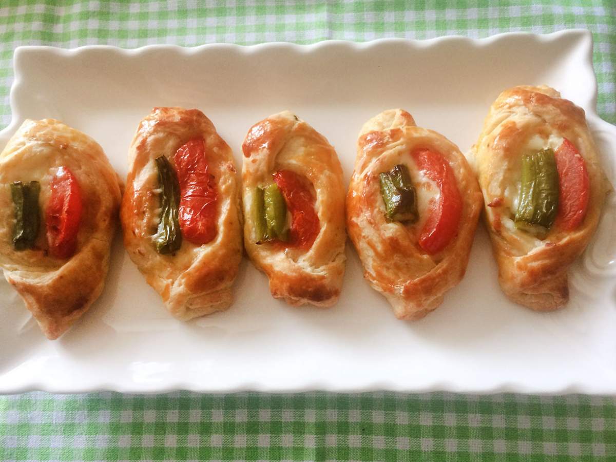 Kaşarlı Karnıyarık Poğaçası tarifi