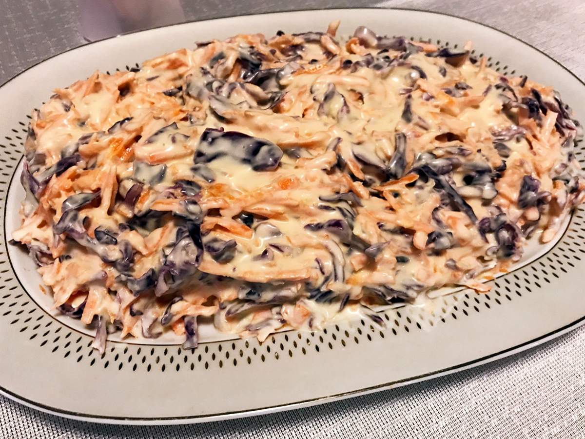 Kırmızı Lahanalı ve Mayonezli Havuç Salatası tarifi