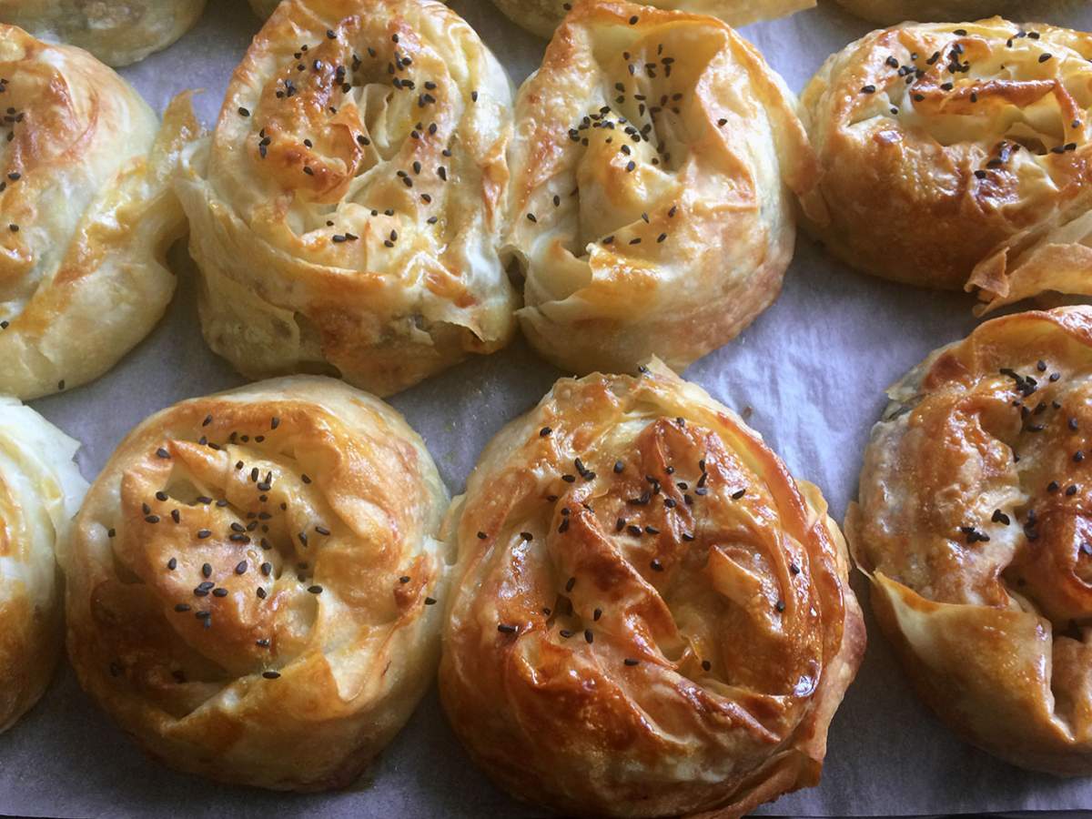 Lor Peynirli Gül Böreği tarifi