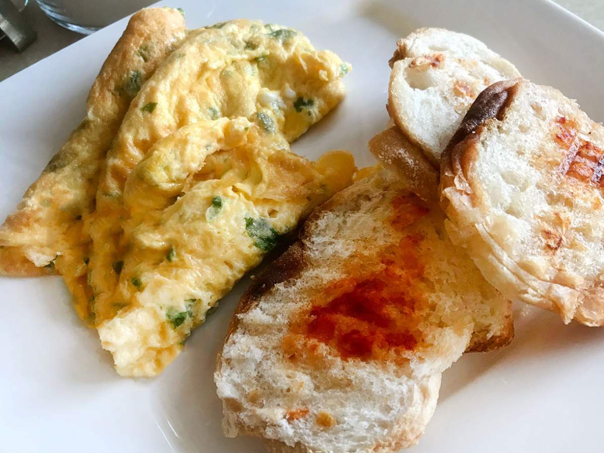 Maydanozlu Omlet Sarımsaklı Ekmek tarifi