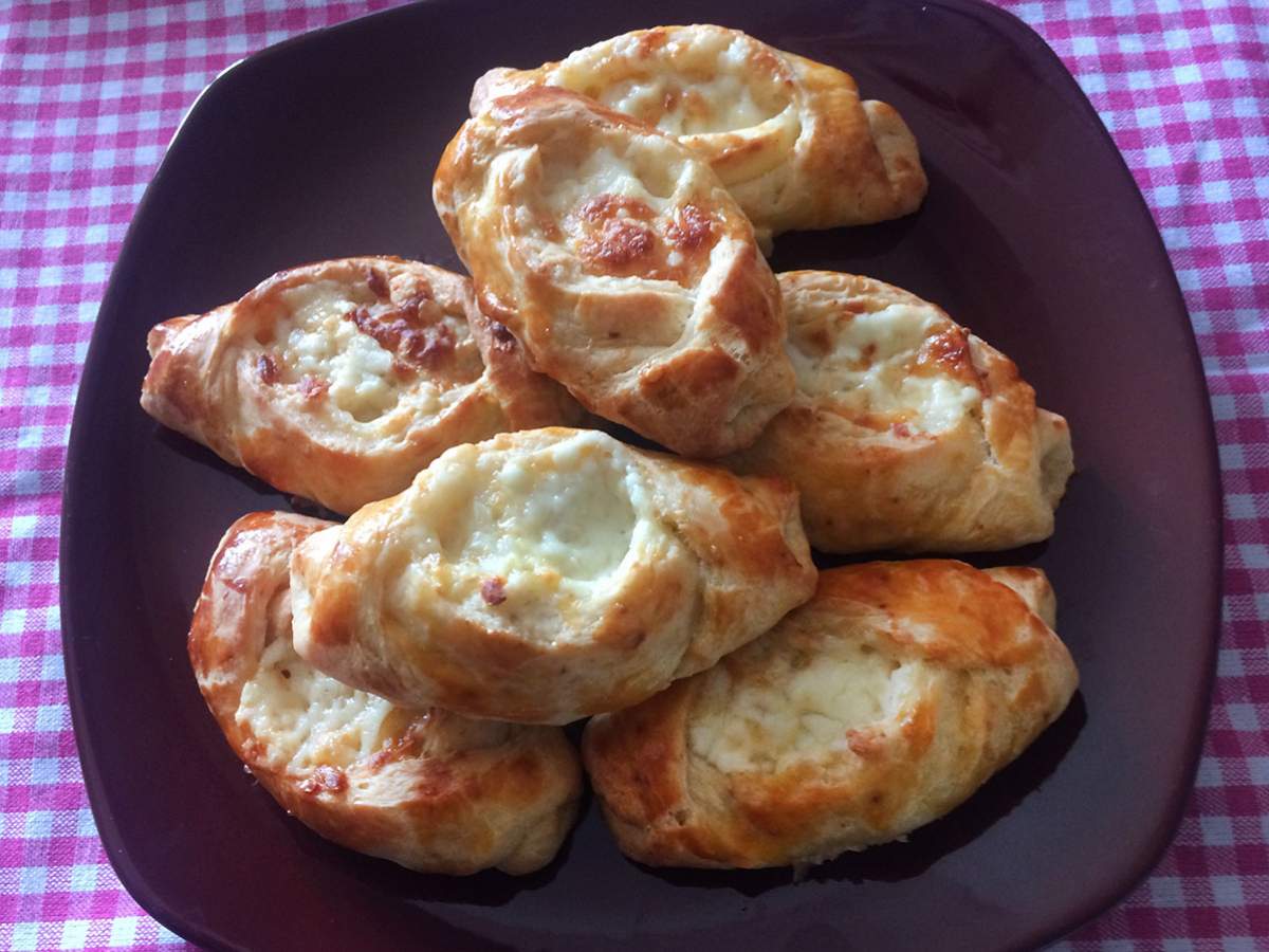 Peynirli Karnıyarık Poğaçası tarifi