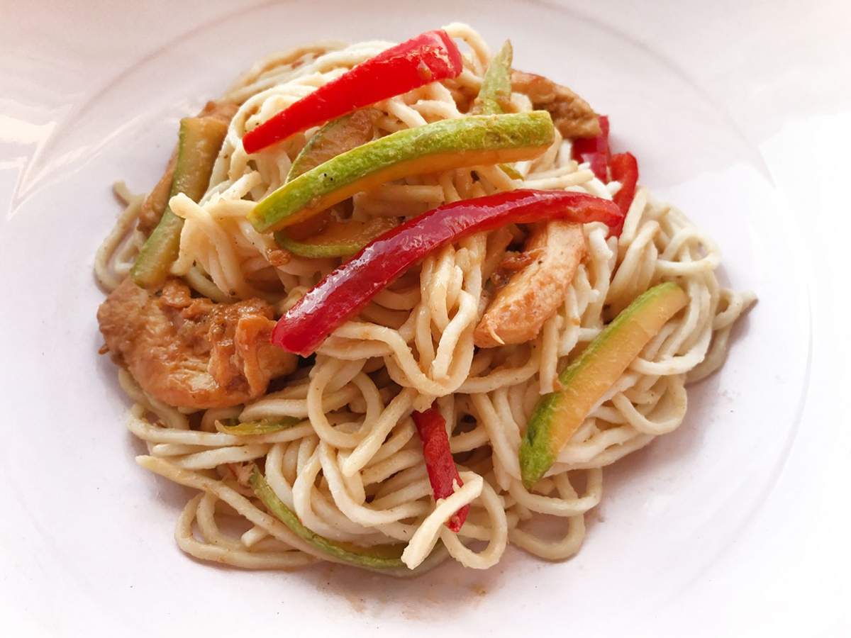 Sebzeli Tavuk Makarna tarifi