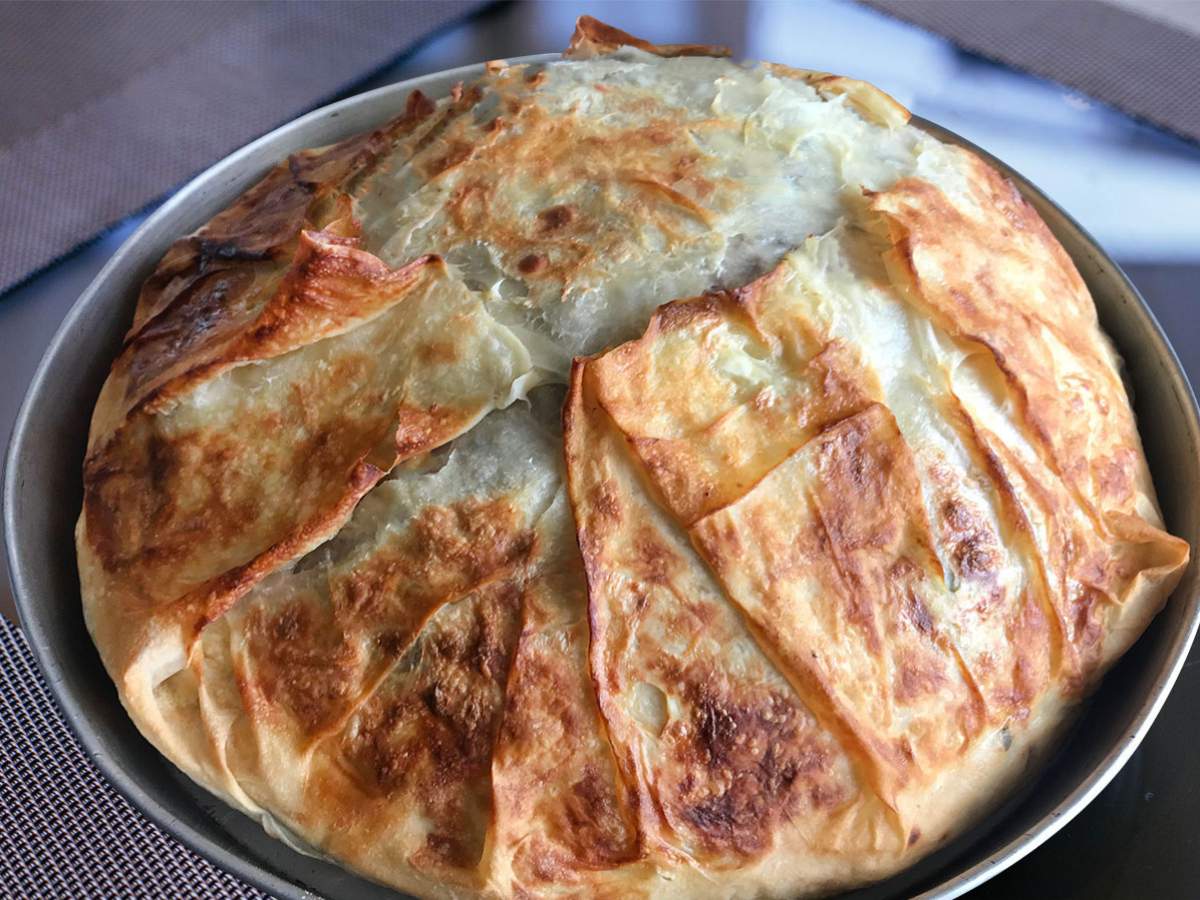 Soğanlı Tepsi Böreği tarifi