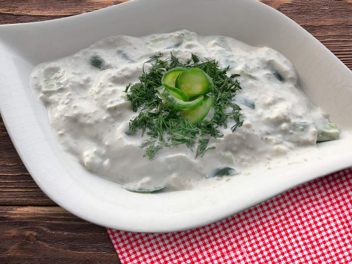 Yoğurtlu Cevizli Salatalık tarifi