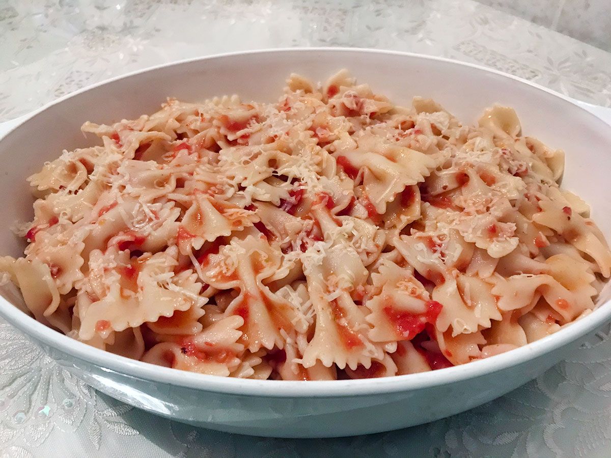 Domates Soslu Parmesanlı Makarna tarifi görseli