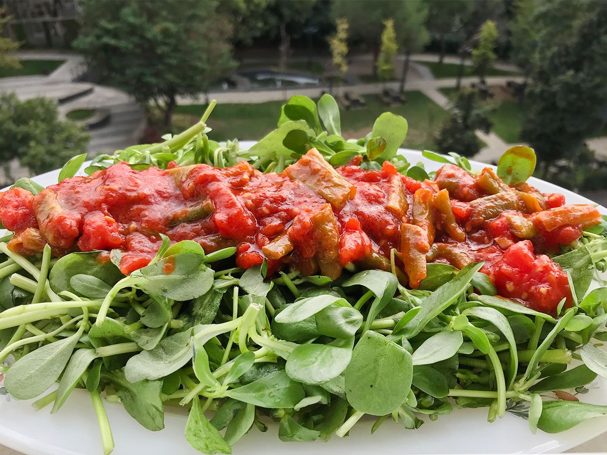 Soslu Semizotu Salatası tarifi görseli