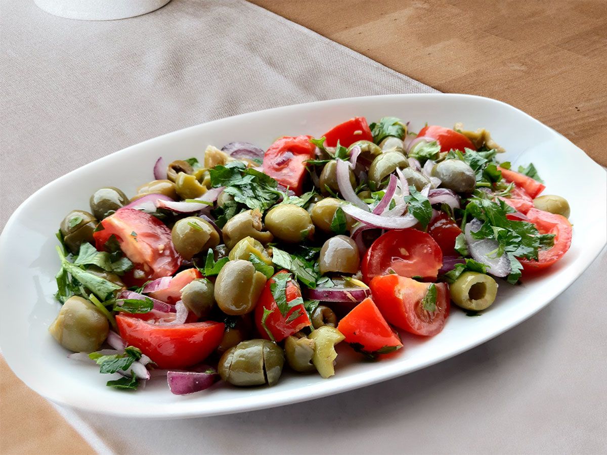 Yeşil Zeytin Salatası tarifi görseli
