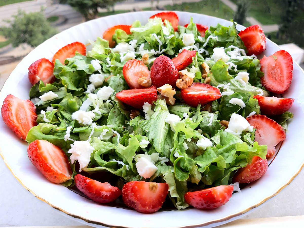 Çilekli Kıvırcık Salata tarifi görseli