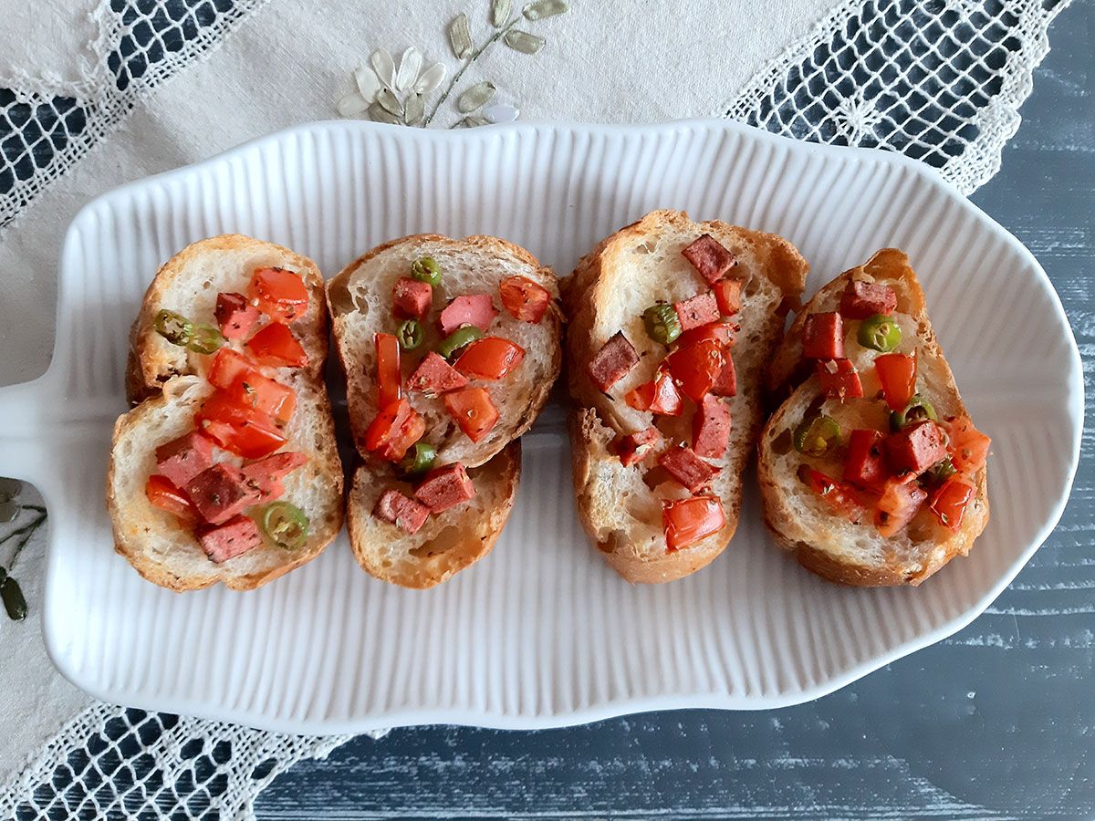 Salamlı Bruşetta tarifi görseli