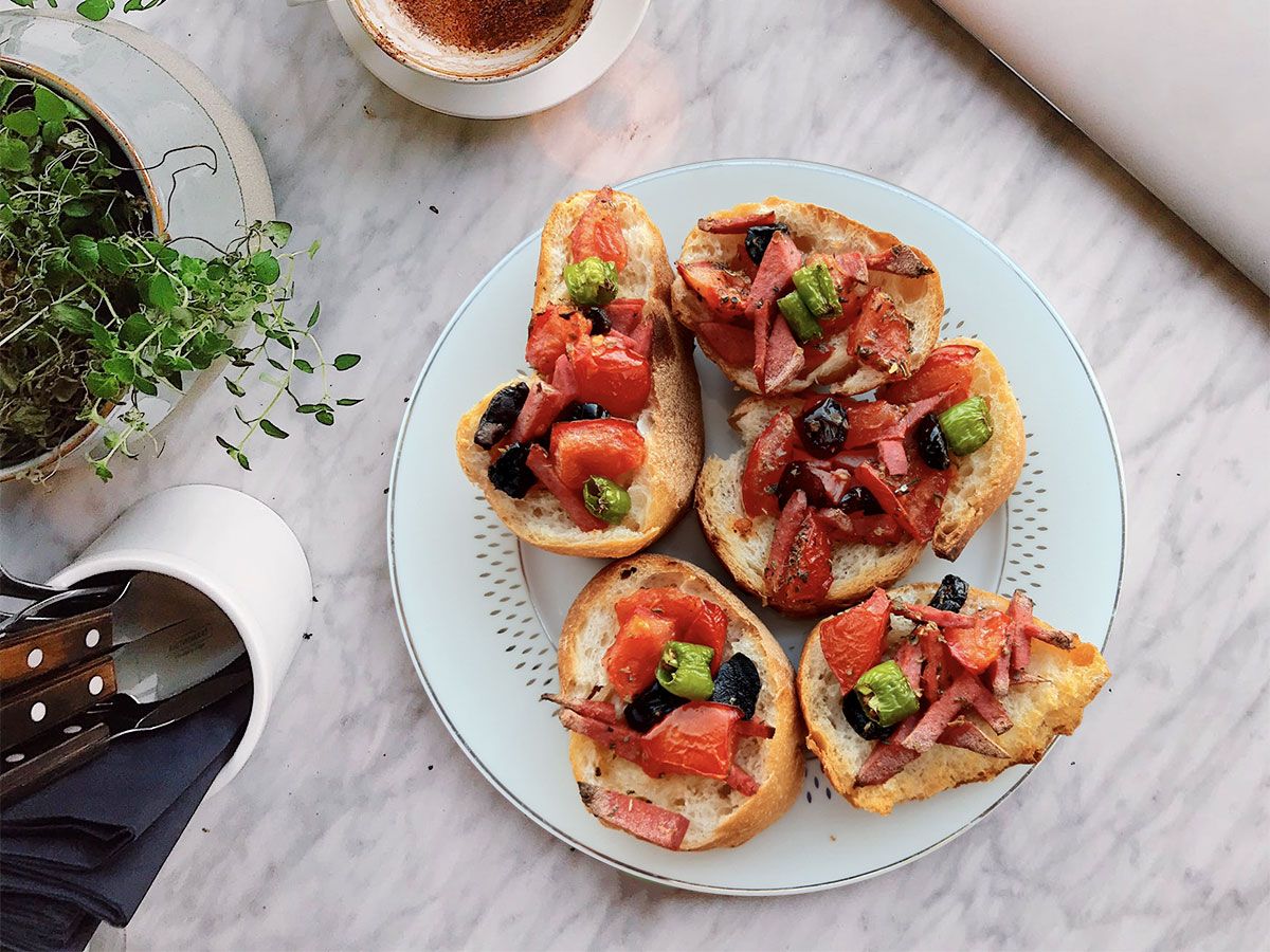 Salamlı Zeytinli Bruşetta tarifi görseli