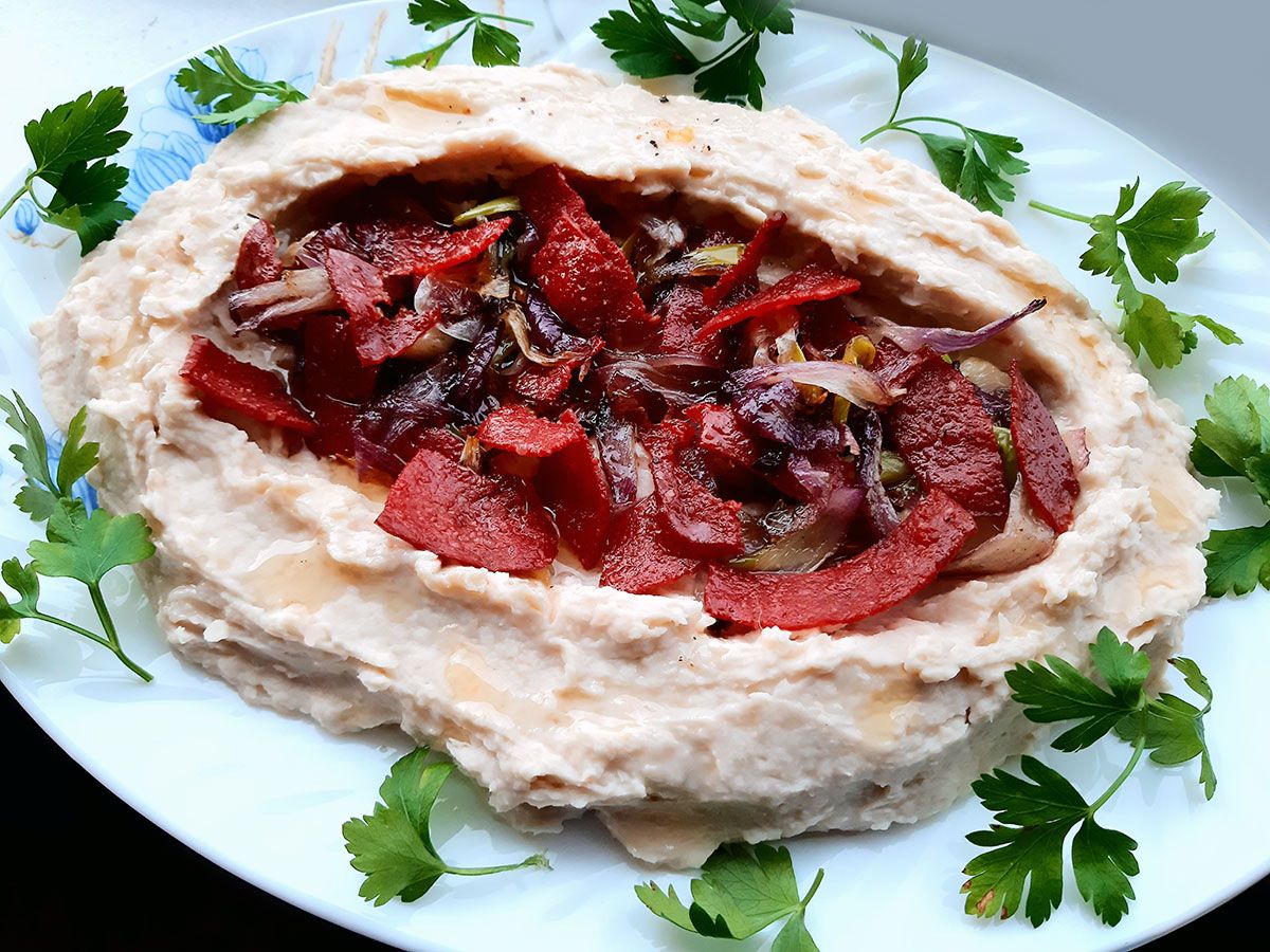 Sucuklu Kuru Fasulye Humusu tarifi görseli