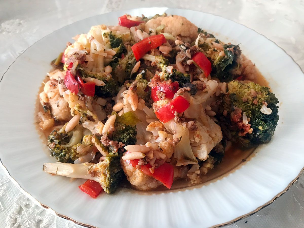 Arpa Şehriyeli Kıymalı Karnabahar ve Brokoli Yemeği tarifi görseli