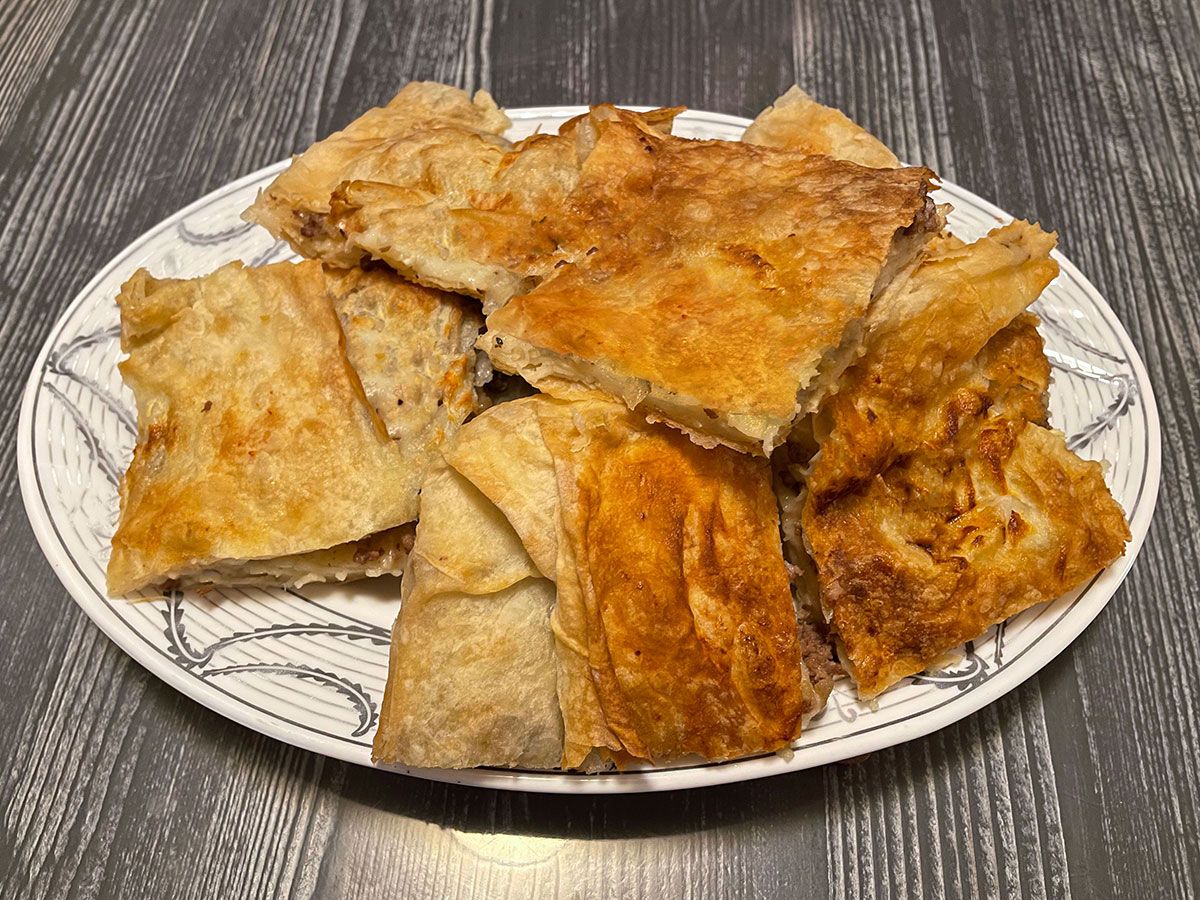 Kıymalı Kaşarlı Tepsi Böreği tarifi görseli