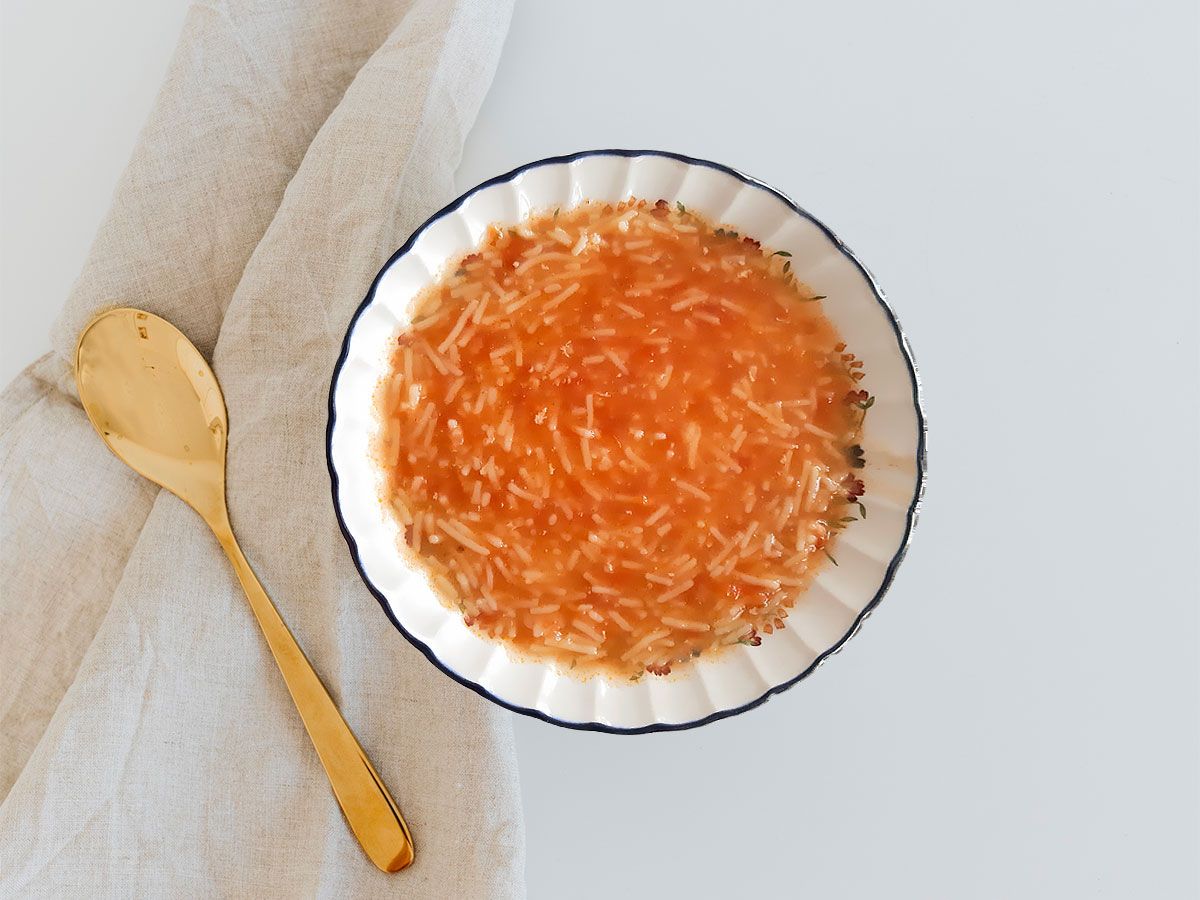 Tavuk Suyuna Tel Şehriyeli Domates Çorbası tarifi görseli