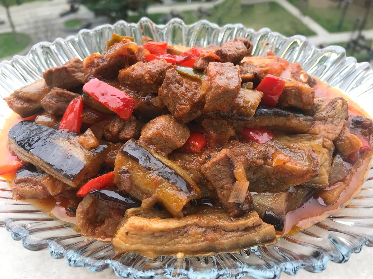 Etli Sarımsaklı Patlıcan Yemeği tarifi görseli
