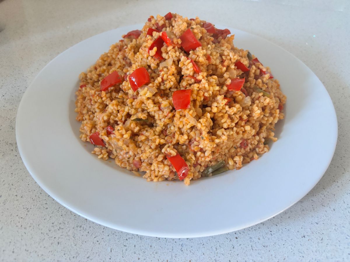 Meyhane Pilavı Tarifi - Domatesli Bulgur Pilavı tarifi görseli