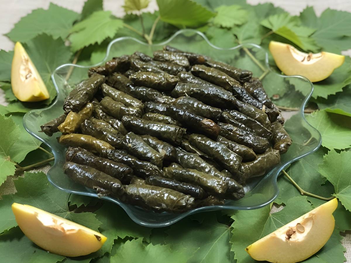 Tane Ayvalı Zeytinyağlı Yaprak Sarma - Osmanlı Usulü tarifi görseli
