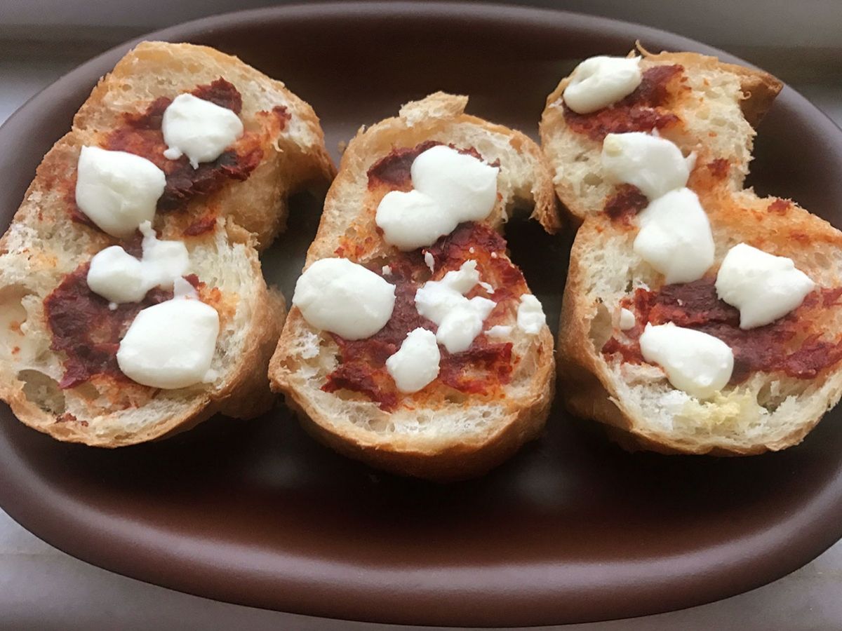 Biber Salçalı Peynirli Ekmek tarifi görseli