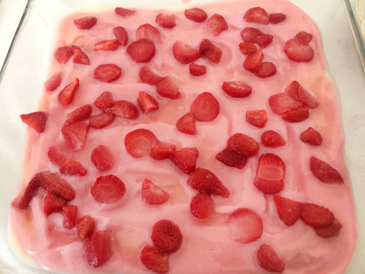 Çilekli Bisküvili Muhallebi tarifi görseli