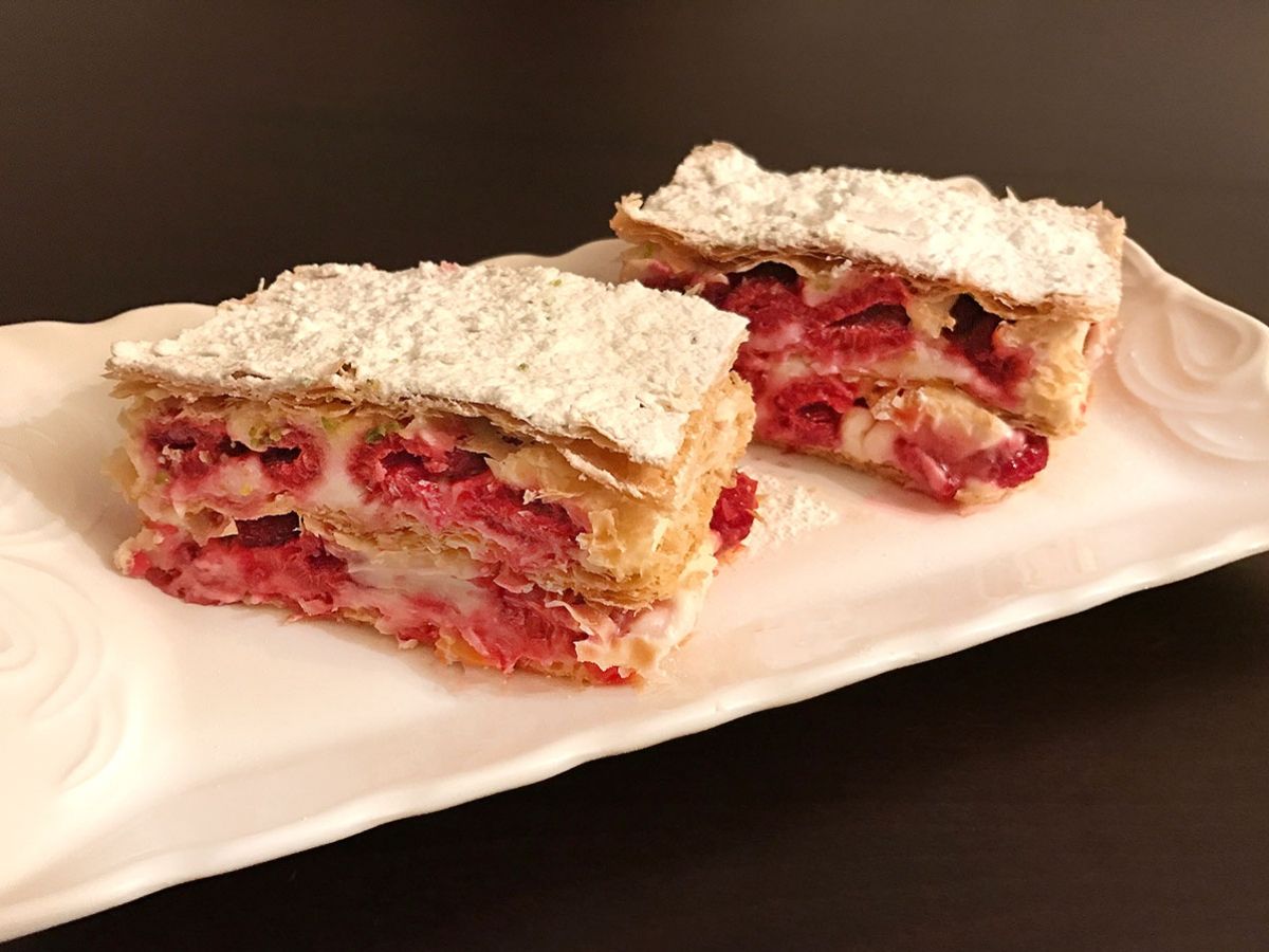 Strawberry Mille-Feuille Dessert (Çilekli Milföy Tatlısı) recipe photo