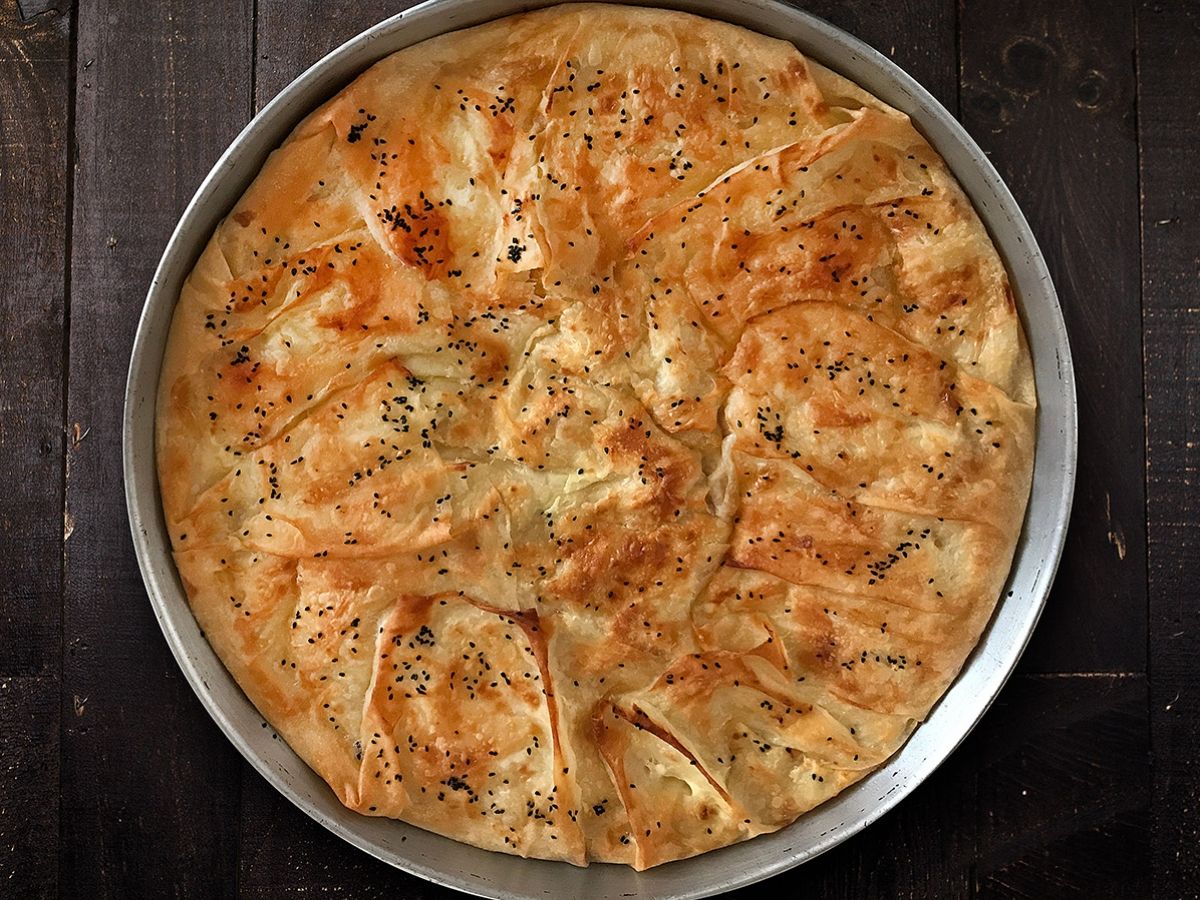 Dana Pastırmalı Tepsi Böreği tarifi görseli