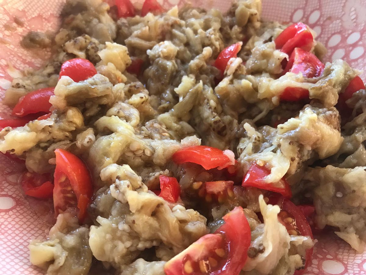 Fırında Közlenmiş Patlıcan Salatası tarifi görseli