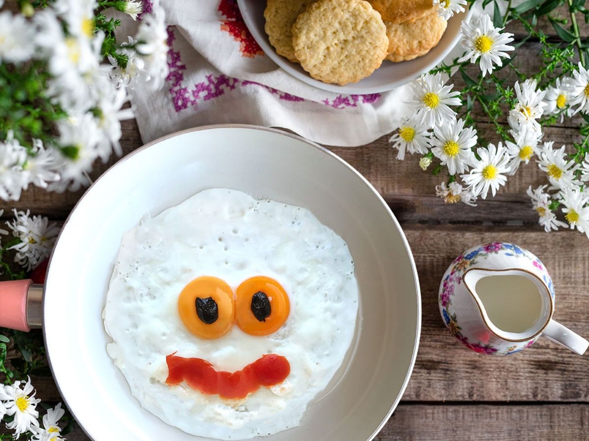 Smiley Face Eggs (Gülen Yumurta) recipe photo