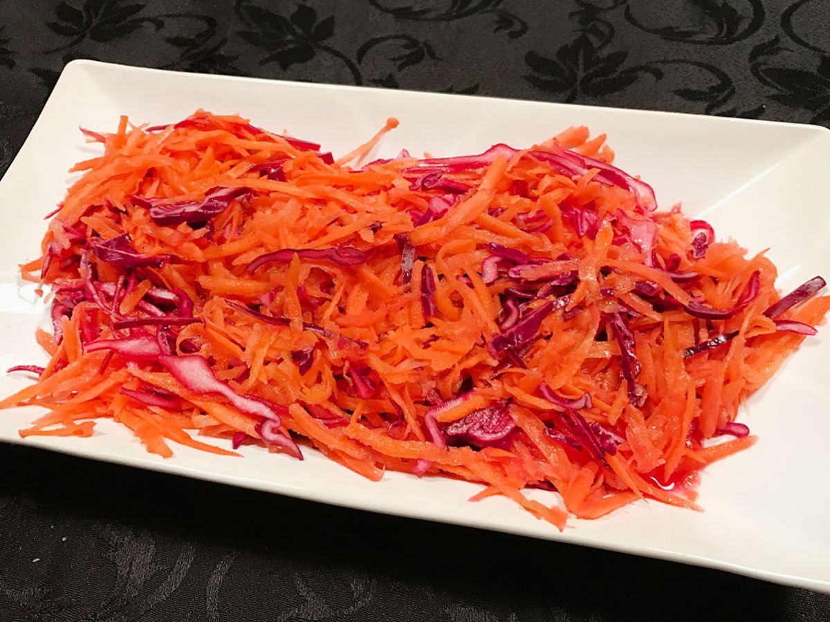 Kırmızı Lahanalı Havuç Salatası tarifi görseli