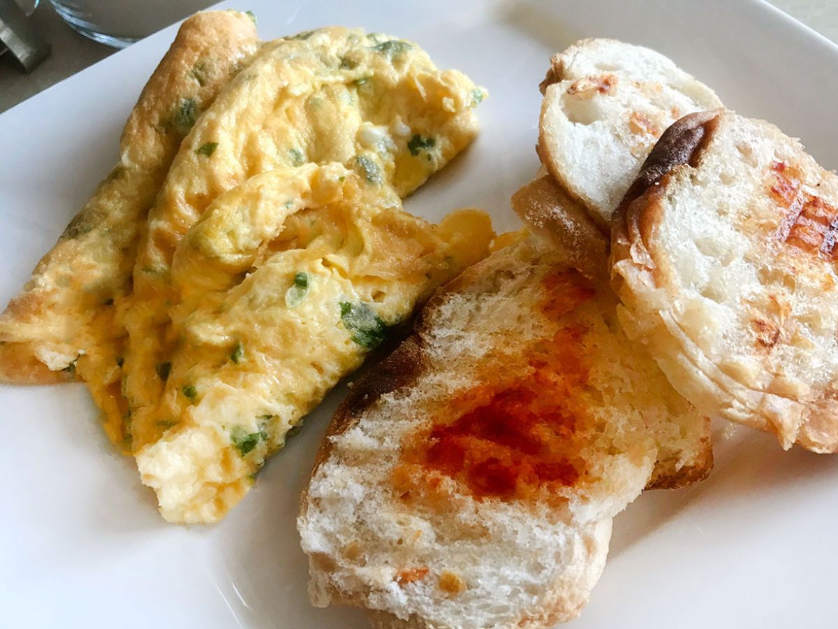 Maydanozlu Omlet Sarımsaklı Ekmek tarifi görseli