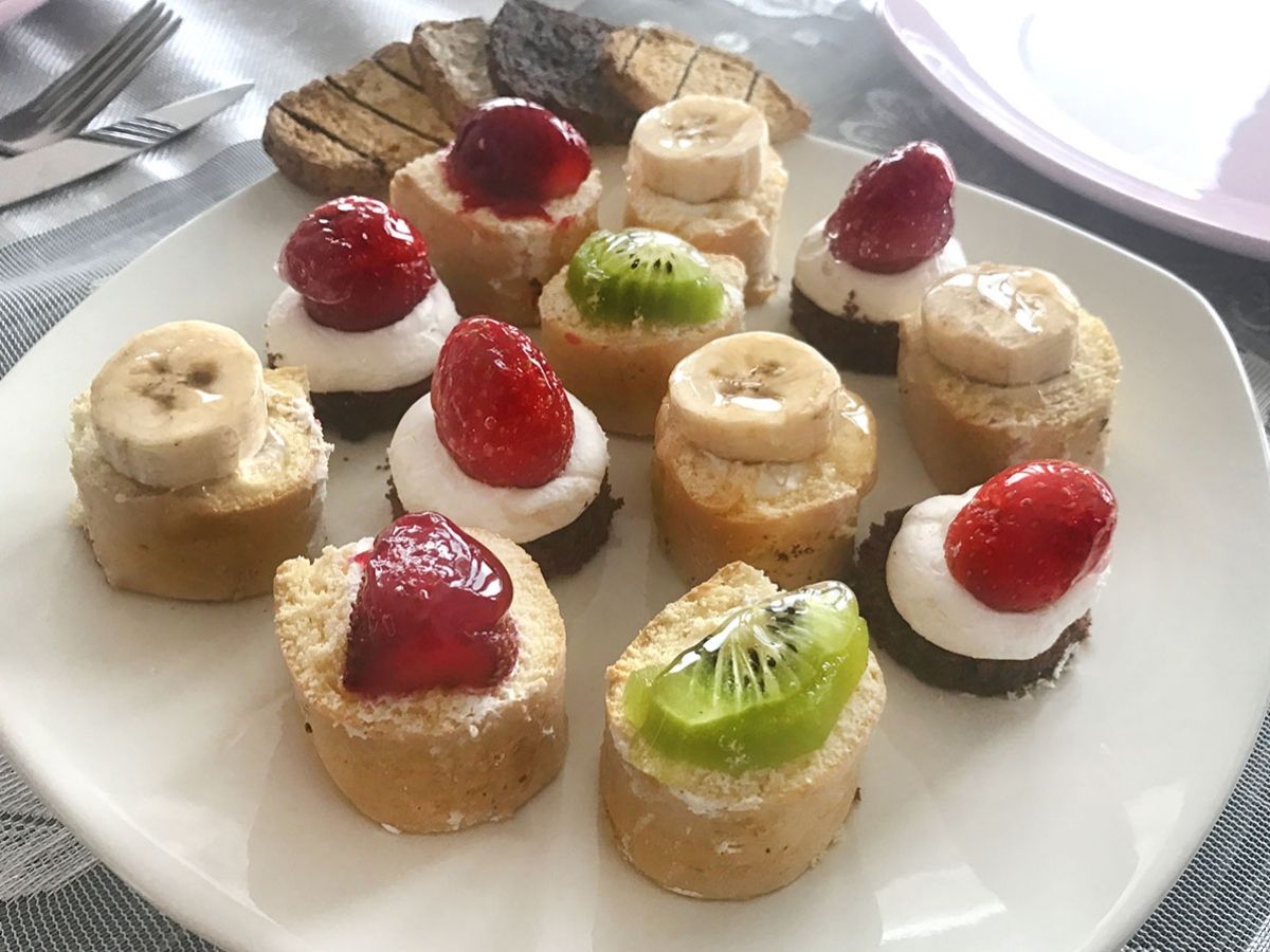 Meyveli Küçük Pastalar tarifi görseli