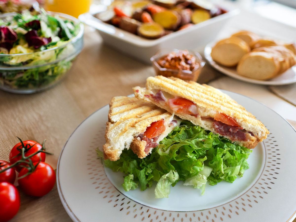 Pastırmalı Domatesli Tost tarifi görseli