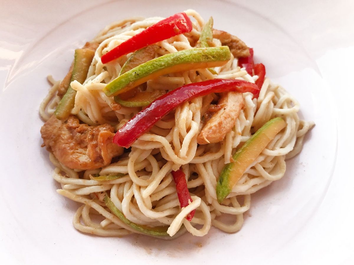 Sebzeli Tavuk Makarna tarifi görseli