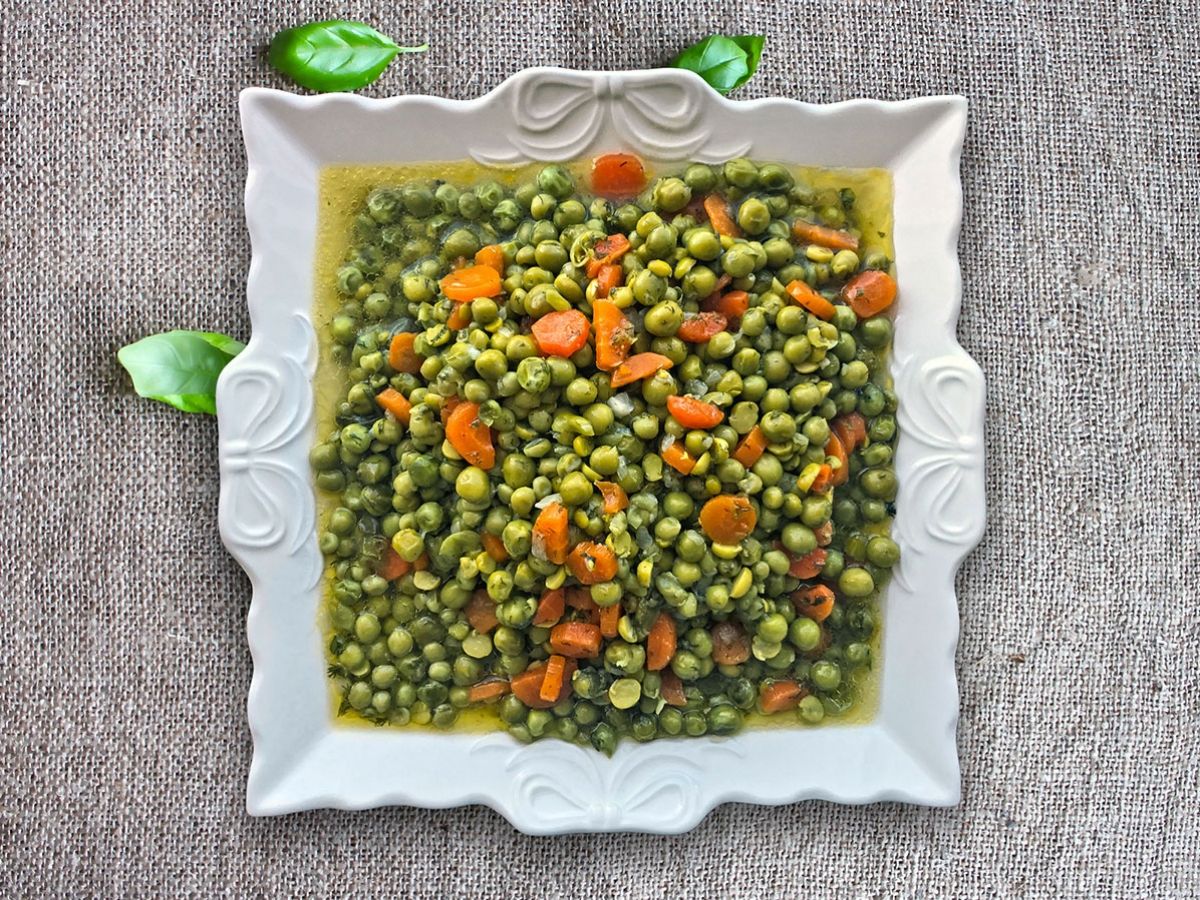 Olive Oil Braised Peas (Zeytinyağlı Bezelye) recipe photo